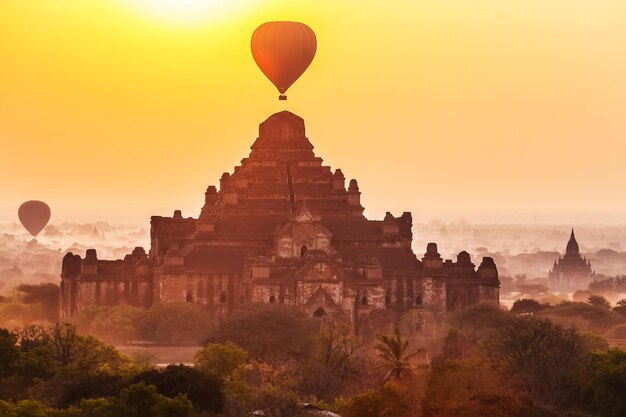 Foto balones de aire caliente contra el cielo durante la puesta del sol