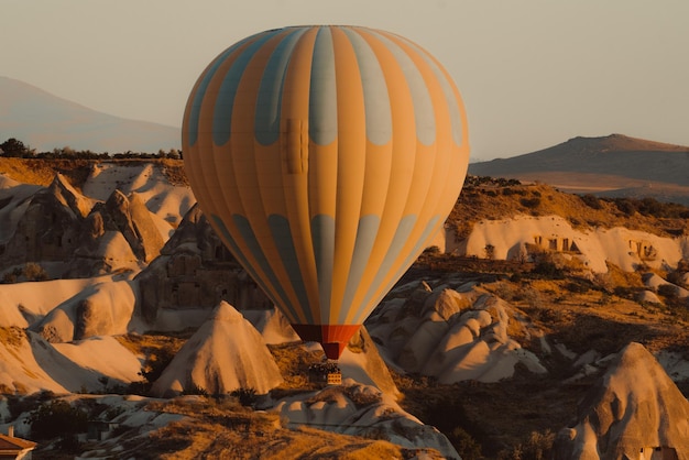 Balones de aire caliente en la formación de roca contra el cielo