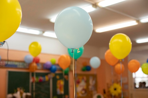 Balones de aire caliente en las vacaciones escolares en las aulas escolares detalles de las vacaciones