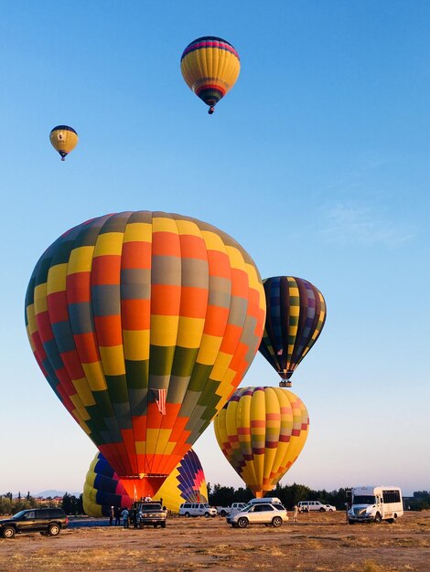 Foto balones de aire caliente volando en el cielo