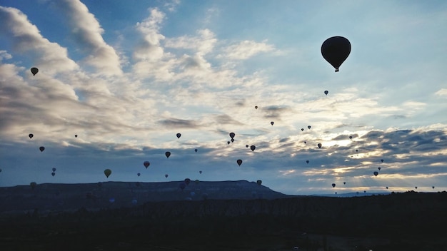 Balones de aire caliente volando en el cielo