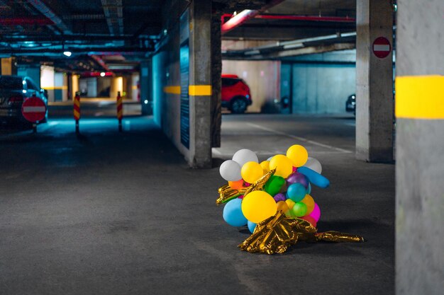 Foto balones en el estacionamiento subterráneo