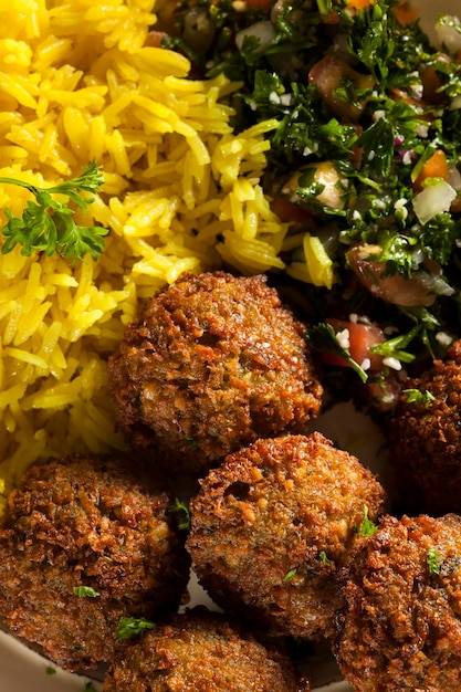 Balones de falafel vegetarianos saludables con arroz y ensalada