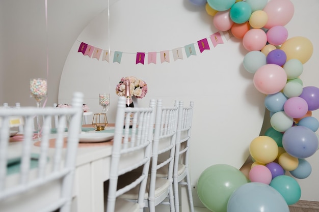 Foto balones multicolores en la mesa de su casa