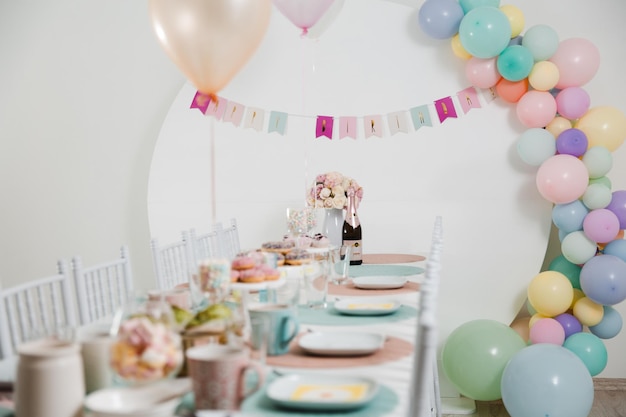 Balones multicolores en la mesa de su casa