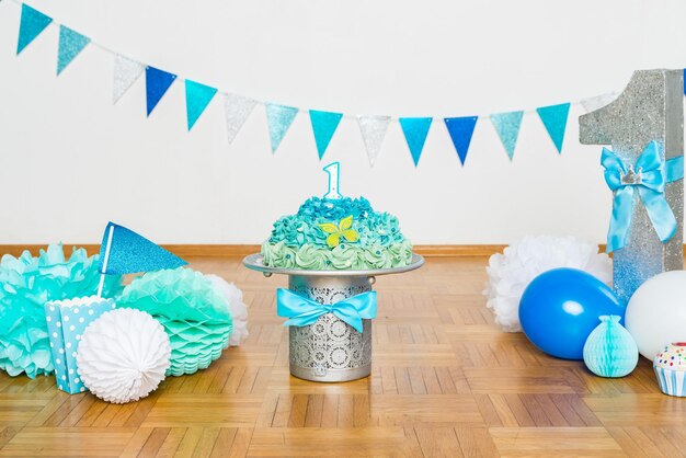 Foto balones multicolores en el suelo de madera en casa