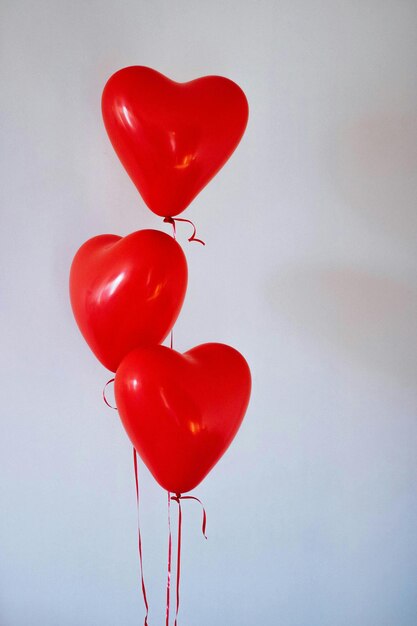 Balones rojos en forma de corazón