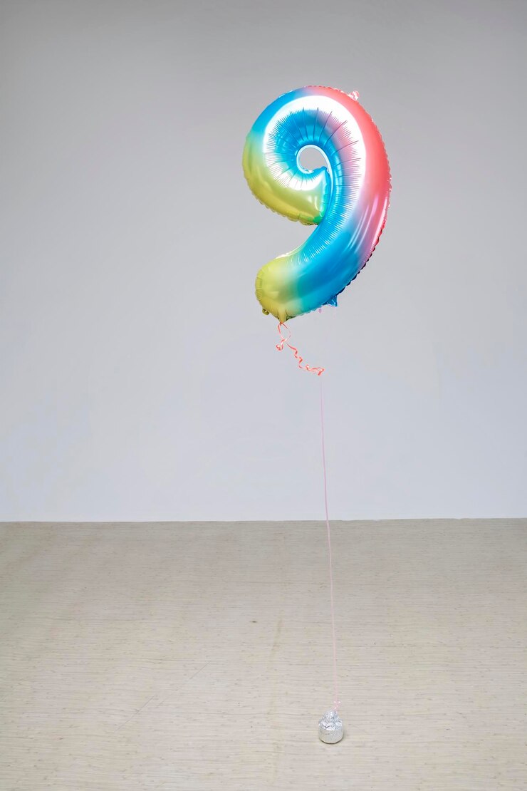 Foto balones de varios colores en la pared contra un fondo blanco