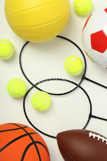 Balones para varios deportes sobre un fondo claro