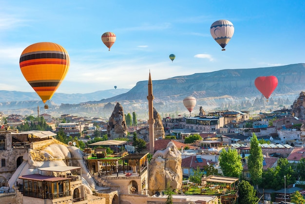 Balonismo sobre a mesquita em Goreme ao nascer do sol, Capadócia