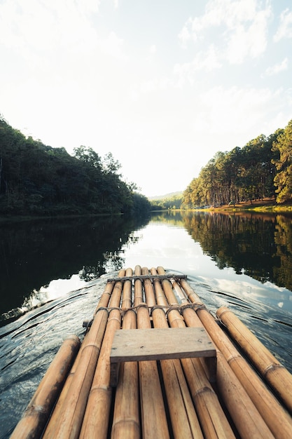 Balsa de bambú en el agua, turismo de naturaleza, balsa en el río.