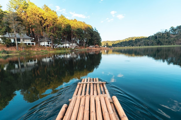 Balsa de bambú en el agua, turismo de naturaleza, balsa en el río.