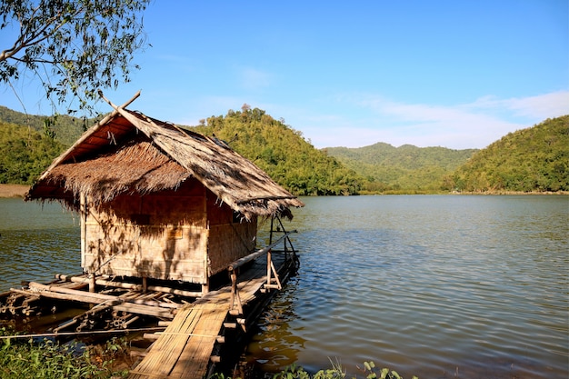 Balsa de bambú en la costa del embalse Hoob Khao Wong o Pang Oung de Suphan, Tailandia