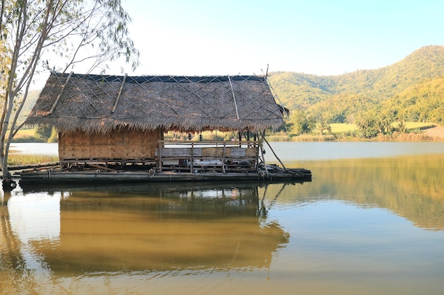 Balsa de bambú con techo de paja en el depósito Hoob Khao Wong en la provincia de Suphanburi Tailandia