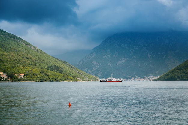 Balsa de passageiros na baía de Montenegro Kotor