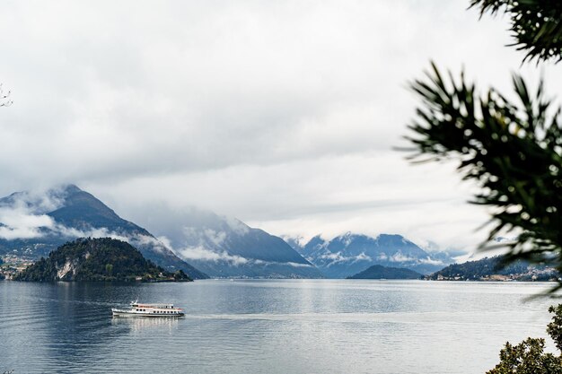 Balsa de passageiros navega no lago como na itália