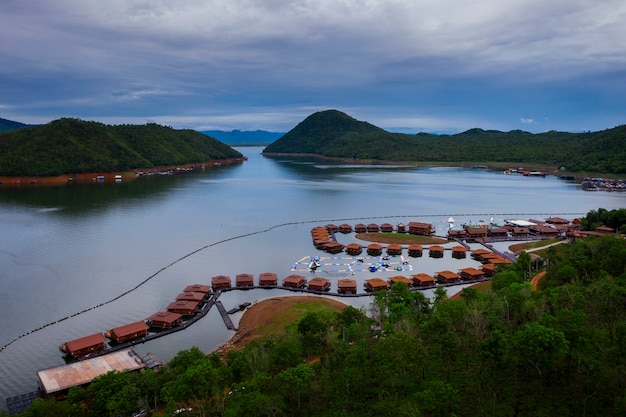 Balsa flotante en el lago thailnad de la presa de kanchanaburi