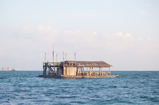 Balsa en el mar