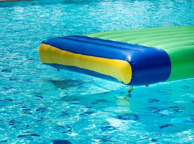 Balsas de goma de colores flotando en la piscina.