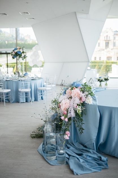 Baluarte para los recién casados decorado con velas y jarrones con flores naturales azules y rosas