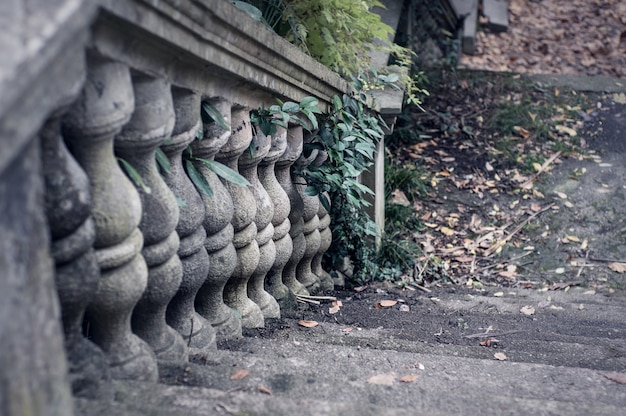 Baluster aus Stein auf der alten historischen Treppe.