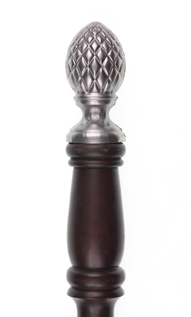 Baluster de madera vintage decorativo aislado sobre fondo blanco.