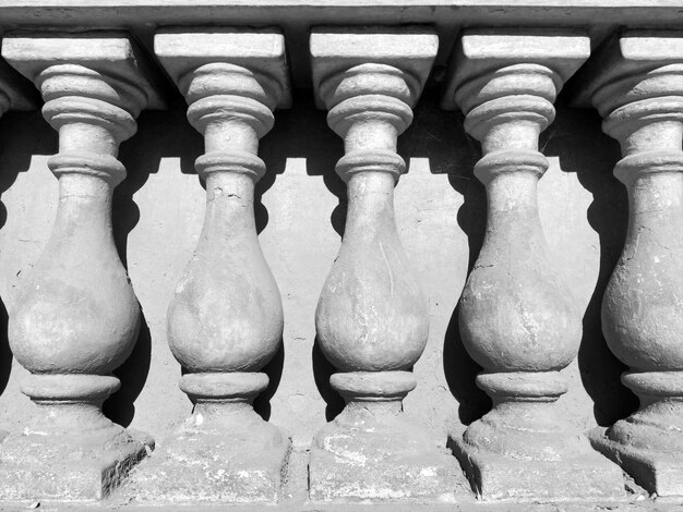 Foto balustradenzaun aus treppen balkonen terrassen bestehend aus einer reihe von profilierten pfosten balustraden, die von oben durch ein geländer oder einen horizontalen balken verbunden sind geländer aus geschweiften pfosten fassadendekorationen