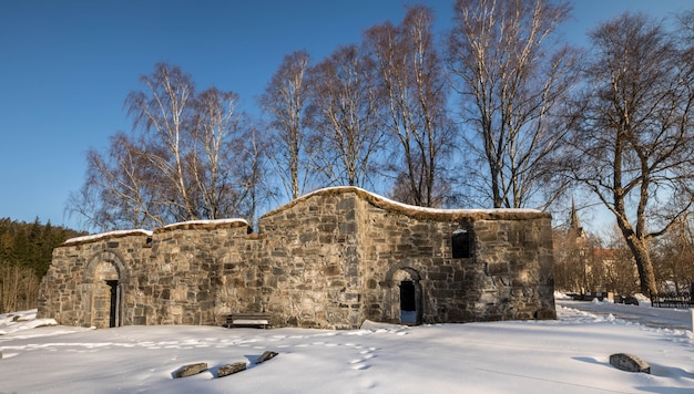 Bamble, Norwegen - 17. März 2018: Ruinen der St. Olav's Church in Bamble, Norwegen.