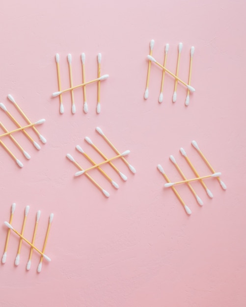 Bambu ecológico e cotonetes de algodão em um fundo rosa escovas de dente de bambu para