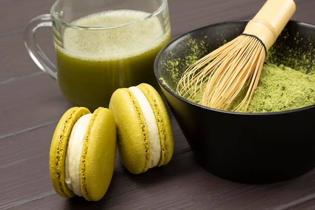 Bambu em uma tigela com matcha em pó Dois bolos de macarrão e uma caneca de matcha chá verde