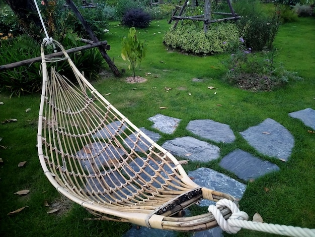 Bambus Wicker Hängematte am Baum zum Entspannen im öffentlichen Garten hängen.