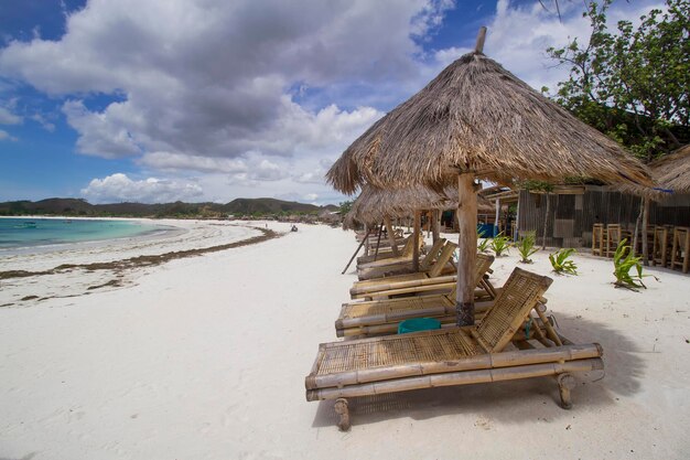 Bambusbrettstuhl am Strand von Tanjung Ann Kuta Mandalika Lombok