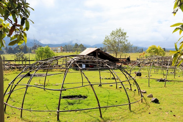 Bambushaus Naturholz Eco Haus Textur Kunstbaum in den Tropen