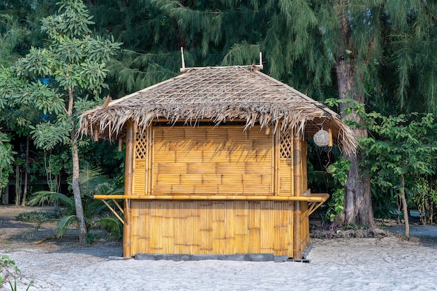 Bambushütte am tropischen Sandstrand auf der Insel Koh Phangan Thailand