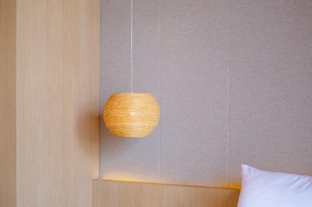 Bambuslampe, die im skandinavischen minimalen und böhmischen Stil des Schlafzimmers hängt