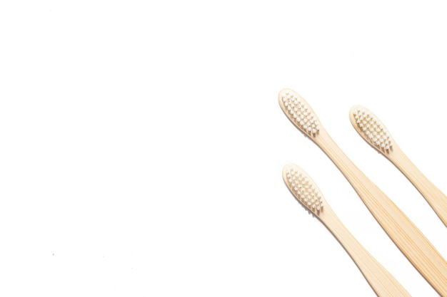 Bambuszahnbürste auf einer isolierten Oberfläche Zahnreinigung Artikel über die Wahl einer Zahnbürste