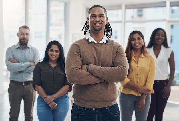 Íbamos a conquistar el mundo de los negocios Retrato recortado de un grupo diverso de empresarios parados juntos en su oficina durante el día