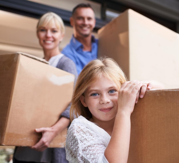 Íbamos a nuestra nueva casa Una familia de tres llevando cajas a su nuevo hogar