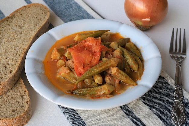 Bamya comida tradicional turca cocina turca comida casera okra en el plato comida orgánica