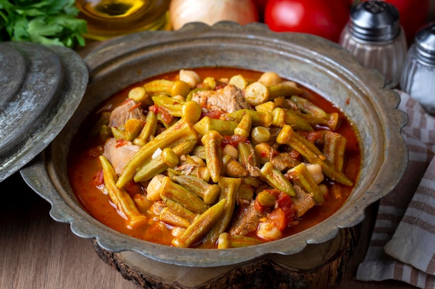 Bamya, comida tradicional turca. (Cozinha turca) Comida Caseira Quiabo no Prato. Comida orgânica.