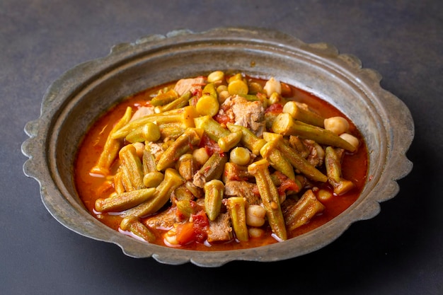Bamya, traditionelles türkisches Essen. (Türkische Küche) Hausgemachtes Essen Okra in Platte. Bio-Lebensmittel.