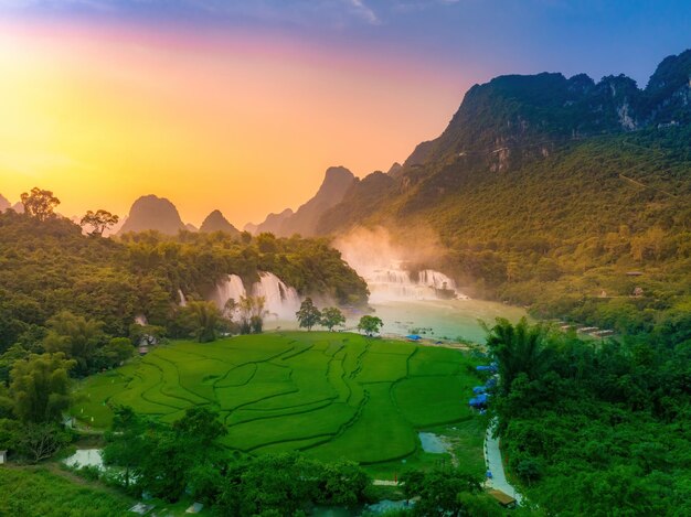 Ban Gioc Wasserfall in Cao Bang, Vietnam Die Wasserfälle befinden sich in einem Gebiet mit reifen Kartsformationen. Ban Gioc Waterfall ist einer der zehn besten Wasserfälle der Welt.