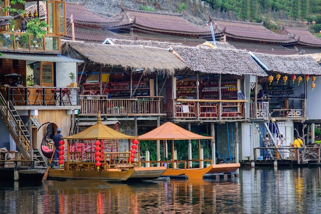 Ban Rak Thai chinesischer Dorftee im Hügel bei Mae Hong Son im Winter Morgenansicht mit Nebel