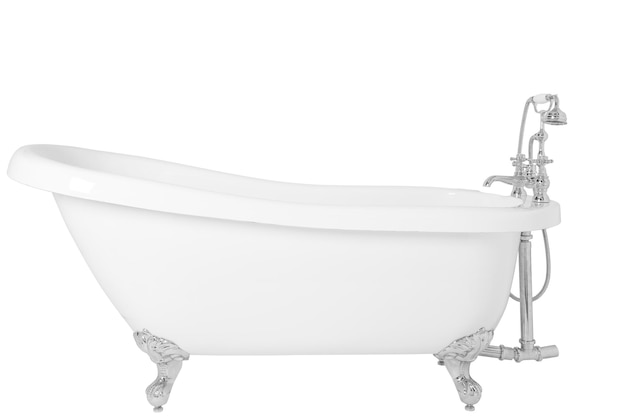 Baña moderna de pies de garra blanca con un grifo de metal inoxidable aislado sobre un fondo blanco