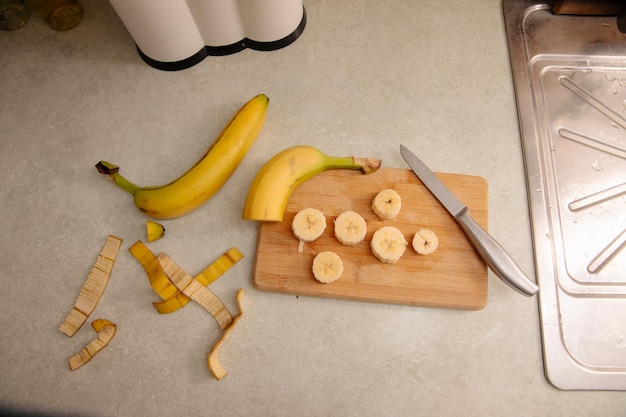 Foto banana amarela em uma mesa de cozinha cortada em pedaços