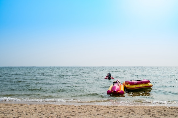 Banana boat y un bote de goma flotan con jet ski en el mar