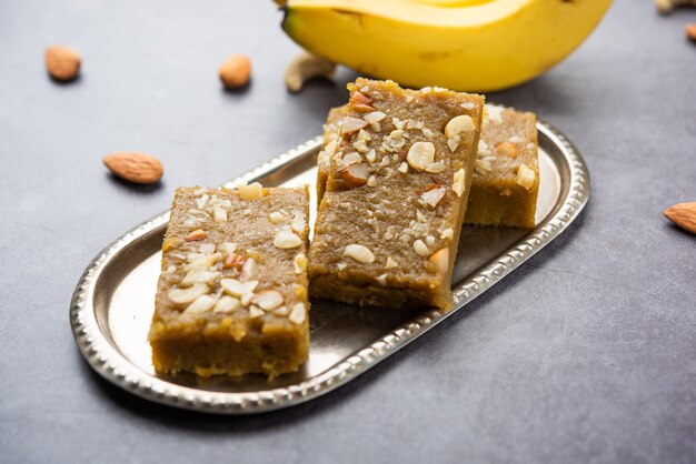 Banana Burfi o pakke kele ki barfi es un delicioso postre indio hecho durante festivales y ocasiones especiales