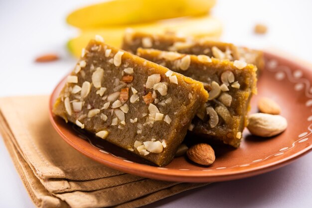 Banana Burfi o pakke kele ki barfi es un delicioso postre indio hecho durante festivales y ocasiones especiales