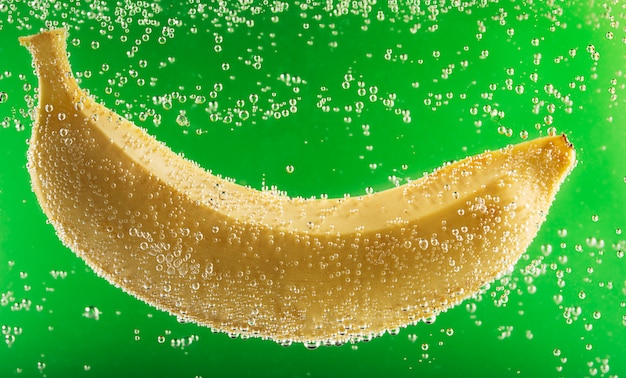 Banana cercada por bolhas de água
