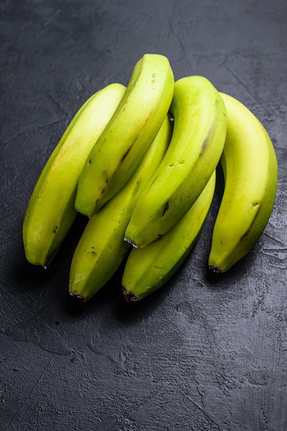 Banana chamada guineo ou bocadillo (Musa acuminata). Fundo preto. Vista do topo. Espaço para texto. Fruta tropical.